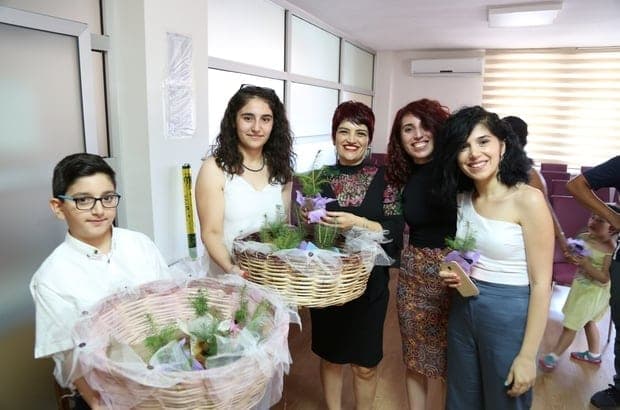 Hasır sepetlerde leylak ambalajlı fidanları dağıtan nikah davetlileri